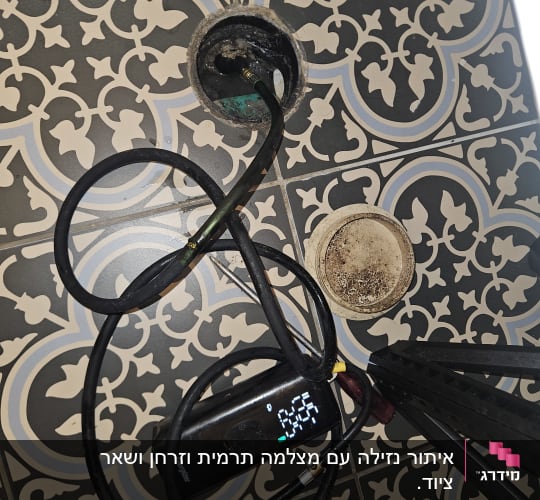 בדיקת לחץ בצנרת ניקוז ברצפת בית לאיתור נזילות